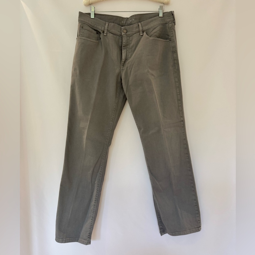 Gray Straight-Leg Jeans with Classic Design 36 x 32
